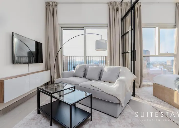Chic Bright One Bedroom Suite